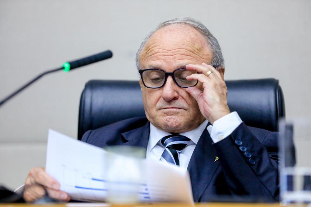 Capa da notícia: Nomeações e reajustes seguem suspensos até adequação fiscal das contas do DF